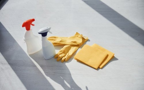 Eco-friendly cleaning kit including microfibre cloths, spray bottle and rubber gloves